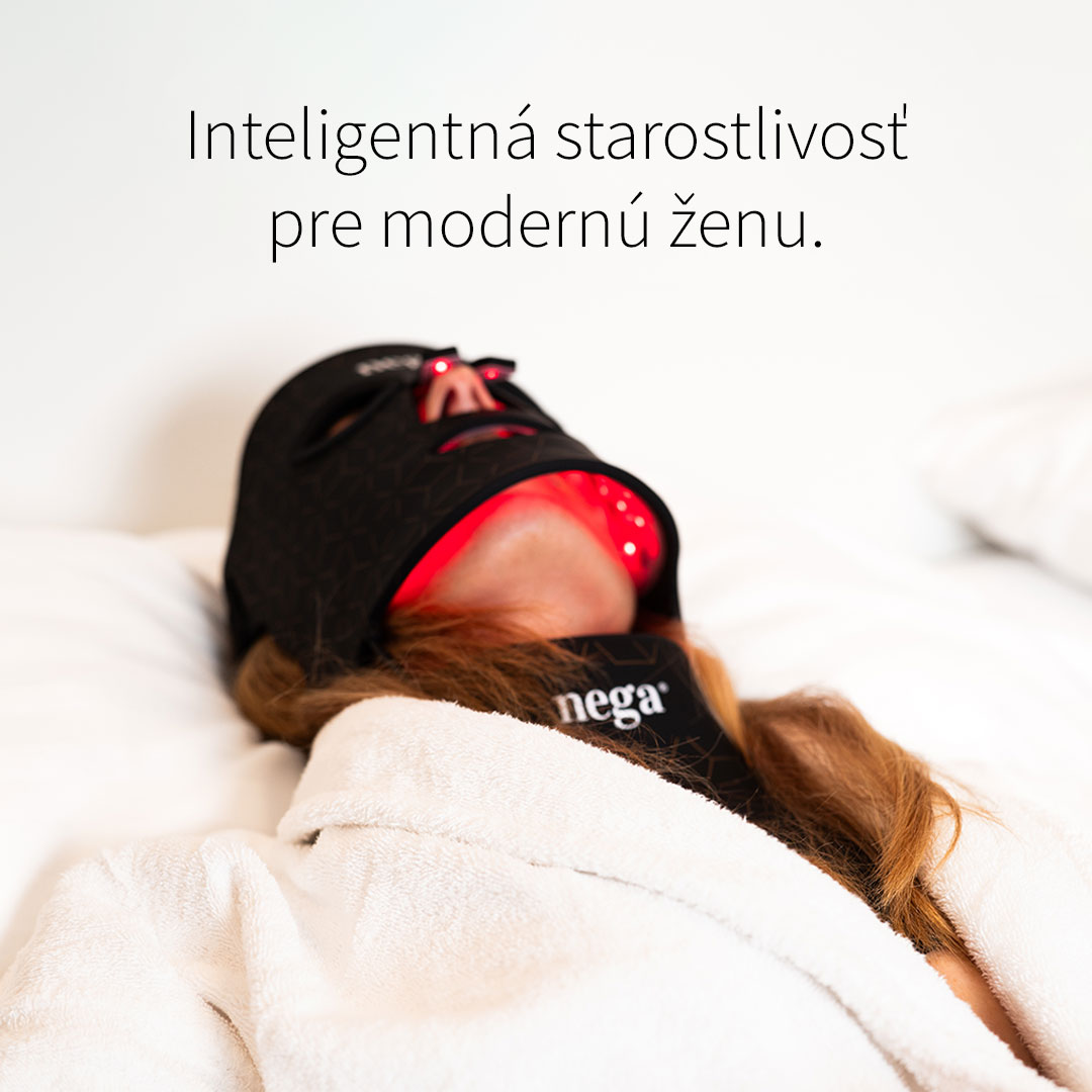 Žena používa LuxGlow LED masku v posteli